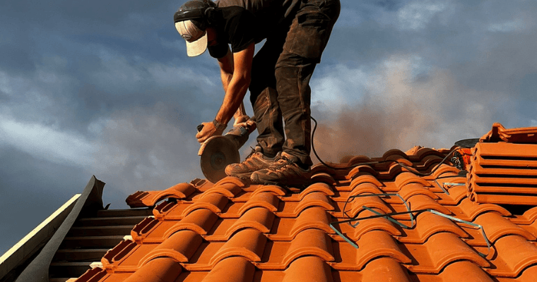 couvreur en train de travailler sur un toit à seignosse